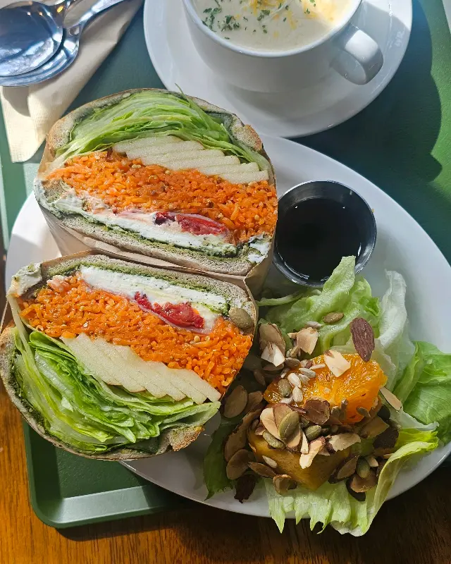 푸짐한 샌드위치와 스프