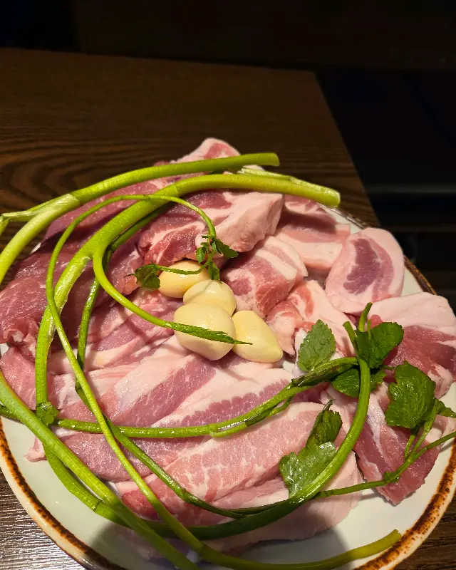 신선한 삼겹살과 목살의 땟깔 좋은 모습