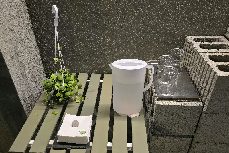 클래식컵 내부, 물과 냅킨이 준비된 공간