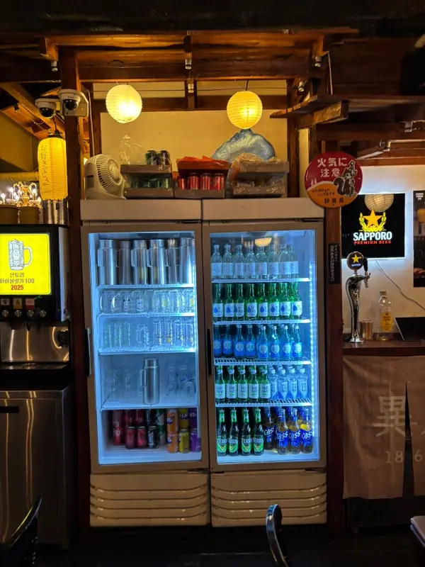 이진칸에서 하이볼을 마시며 즐거운 시간을 보내는 사람들