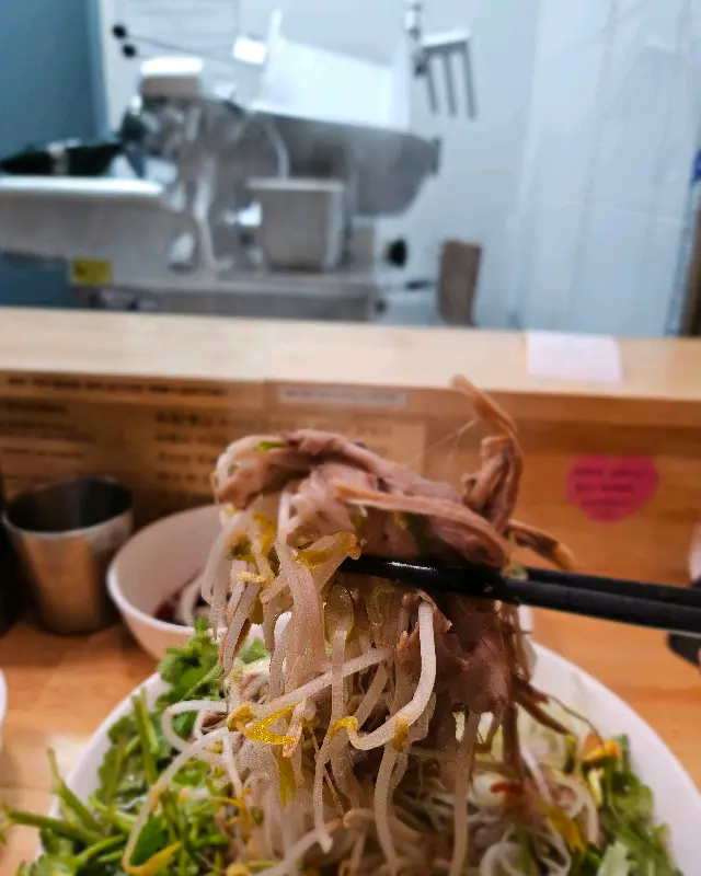 양지 고기와 쌀국수 면