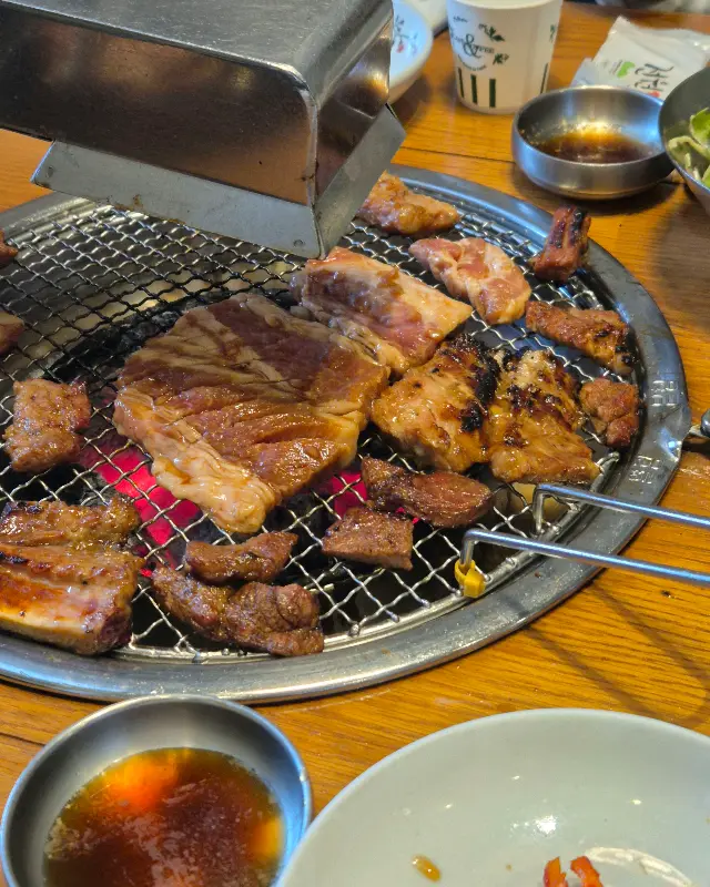 숯불 위에서 익어가는 통갈비