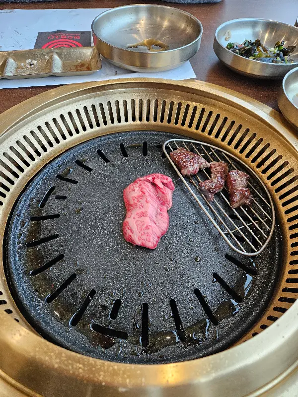 숯불 위에서 구워지는 한우의 모습