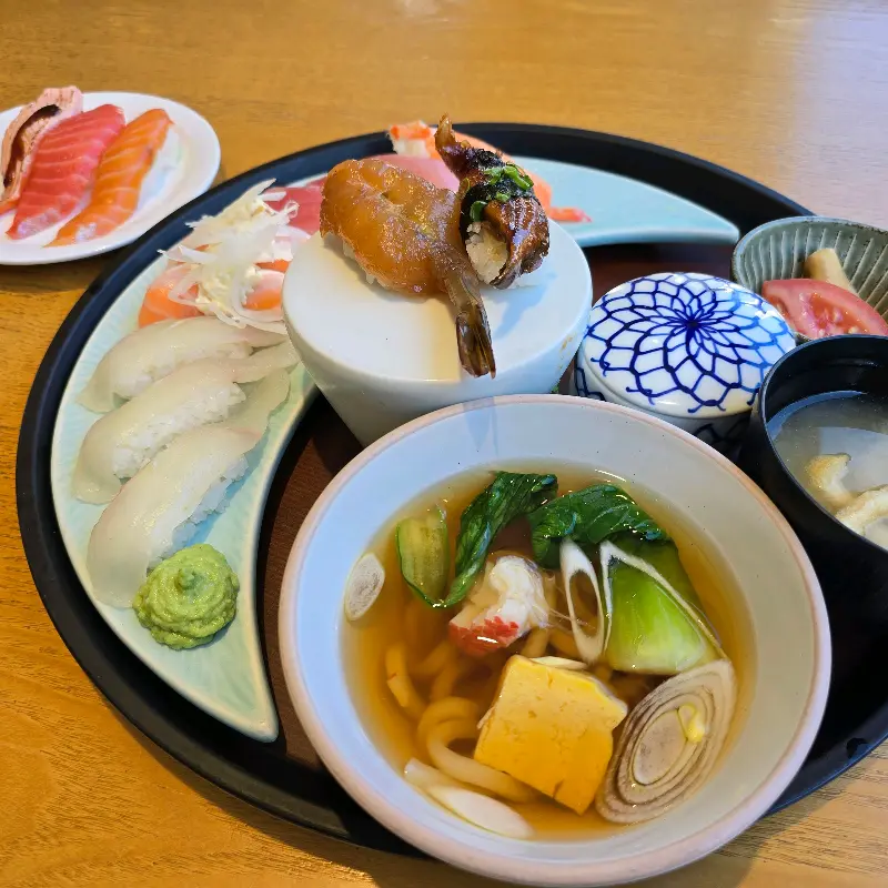 우동과 초밥이 함께 나오는 알찬 구성