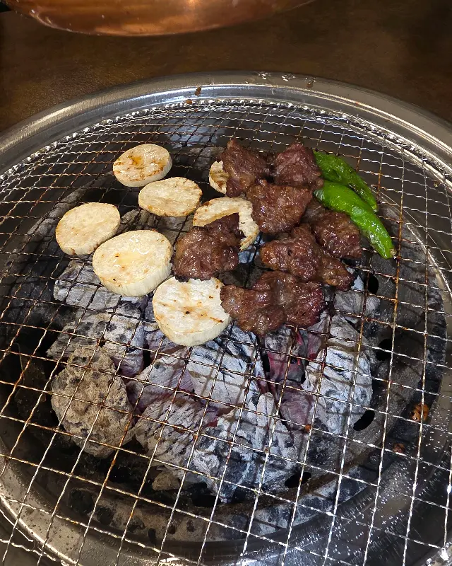 숯불에 구워지는 떡과 고기