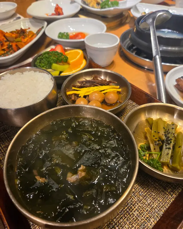 고기를 구워주는 모습