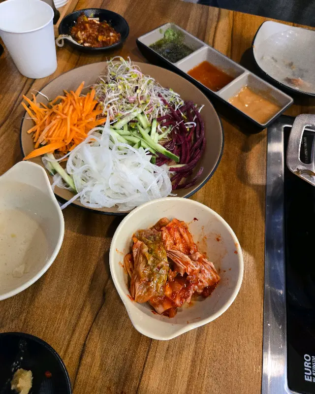 다양한 소스와 샐러드바