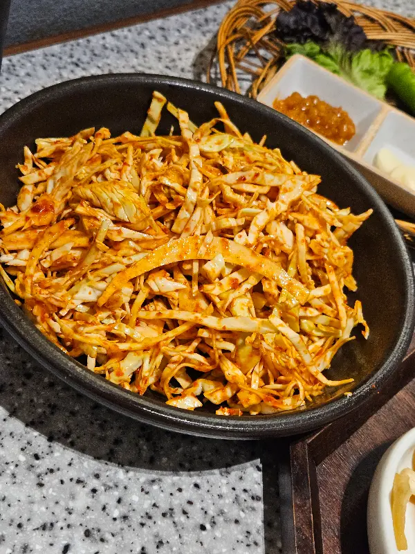 매콤한 양념의 채소 무침