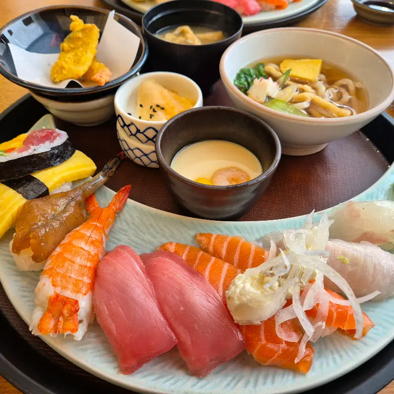 윤기가 흐르는 신선한 초밥