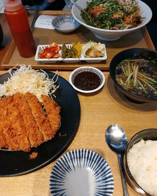 눈꽃 치즈 돈까스 한 상 차림