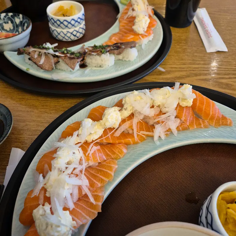 다양한 초밥이 아름답게 담겨 나온 모습