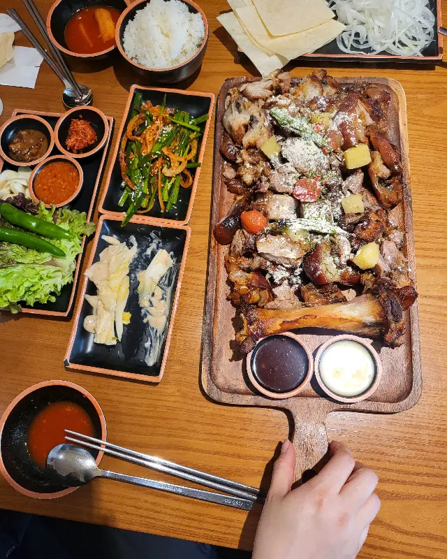 참나무 장작 바베큐 족발 한 상 차림