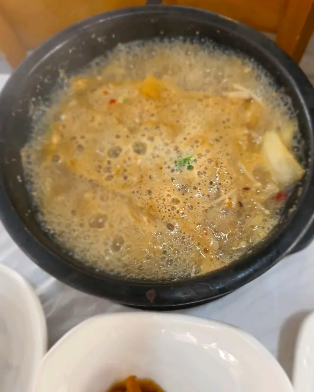보글보글 끓고 있는 버섯전골