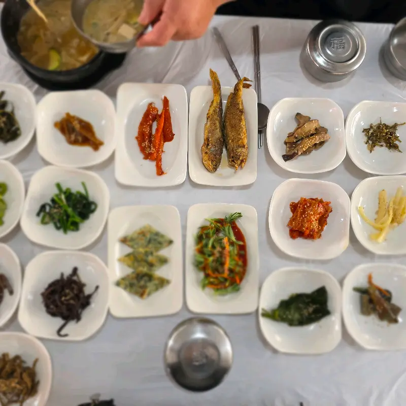 정갈하게 차려진 반찬들의 모습