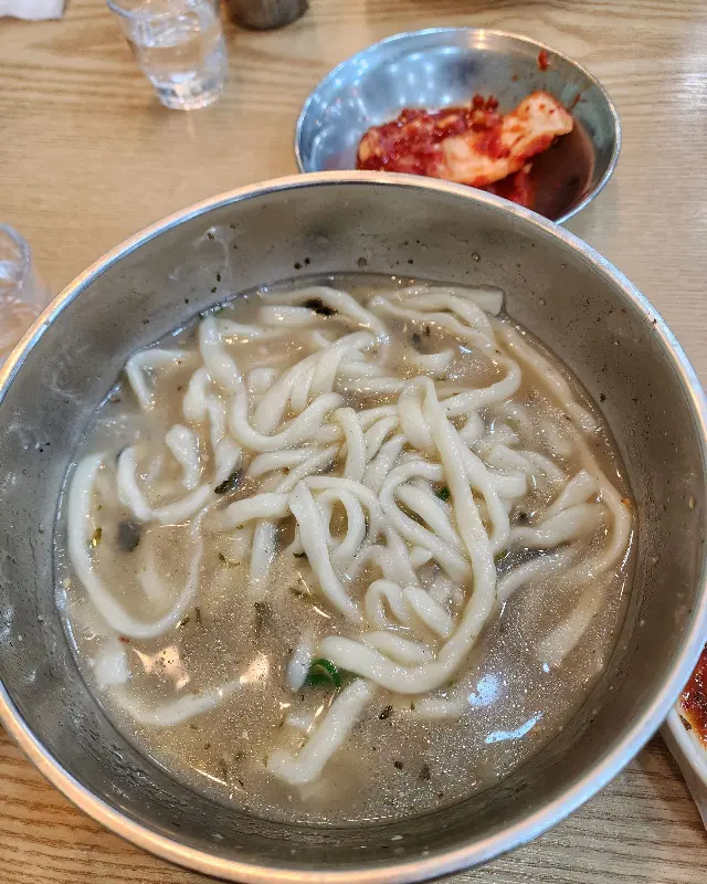 스테인리스 그릇에 담긴 칼국수
