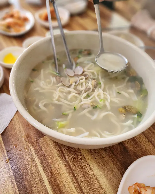 칼국수 국물을 뜨는 모습