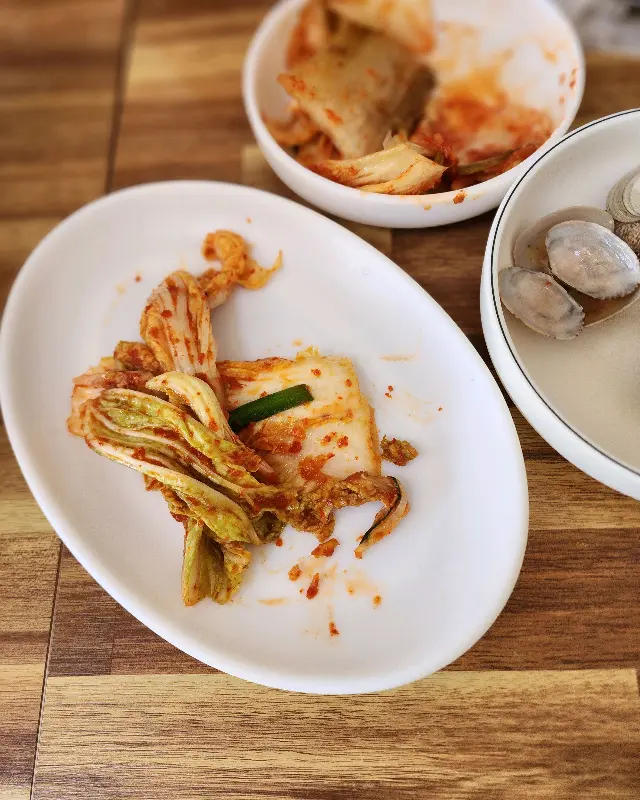 접시에 담긴 익은 김치