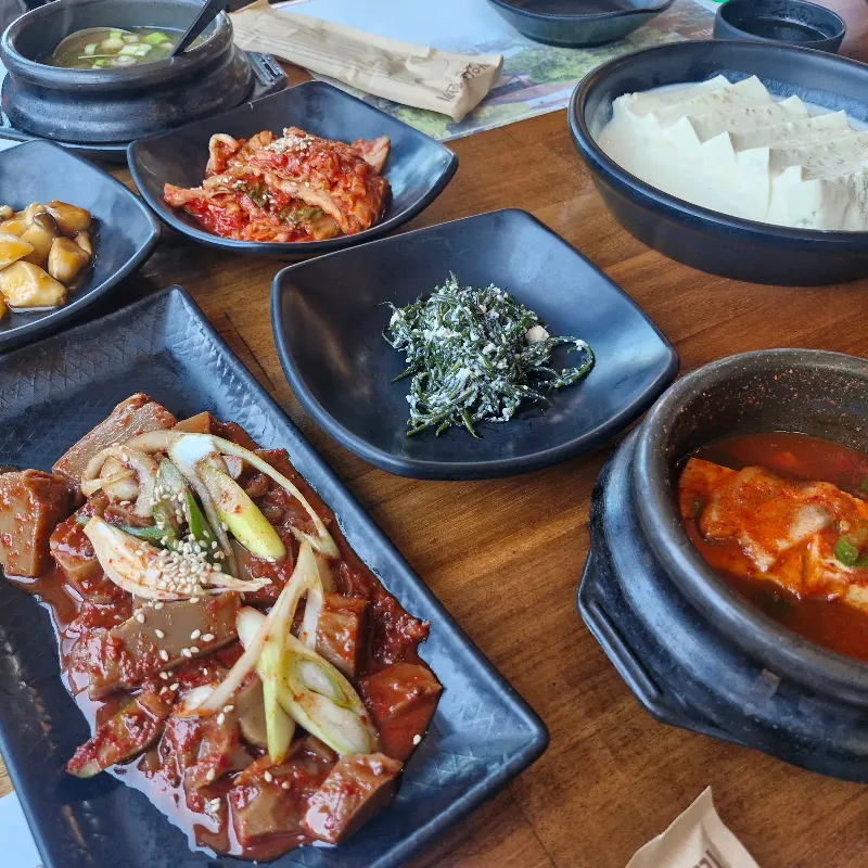 다양한 종류의 반찬들이 정갈하게 담겨 나온 모습