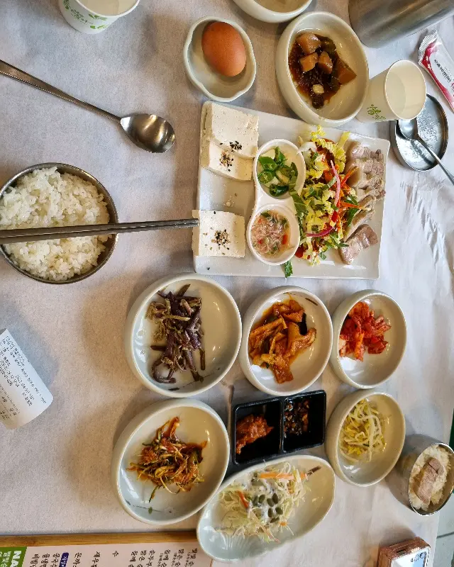 다양한 반찬들이 한가득