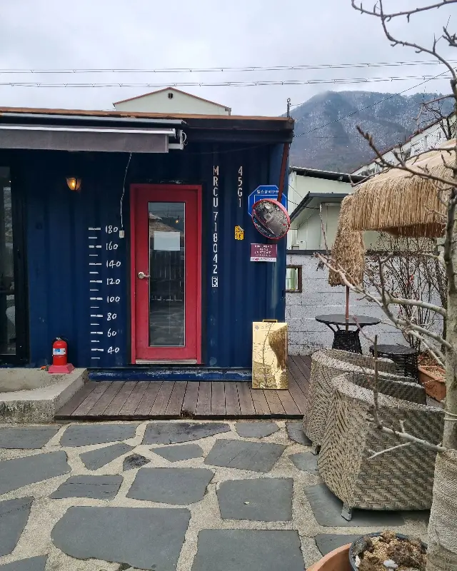 카페 건널목 외관