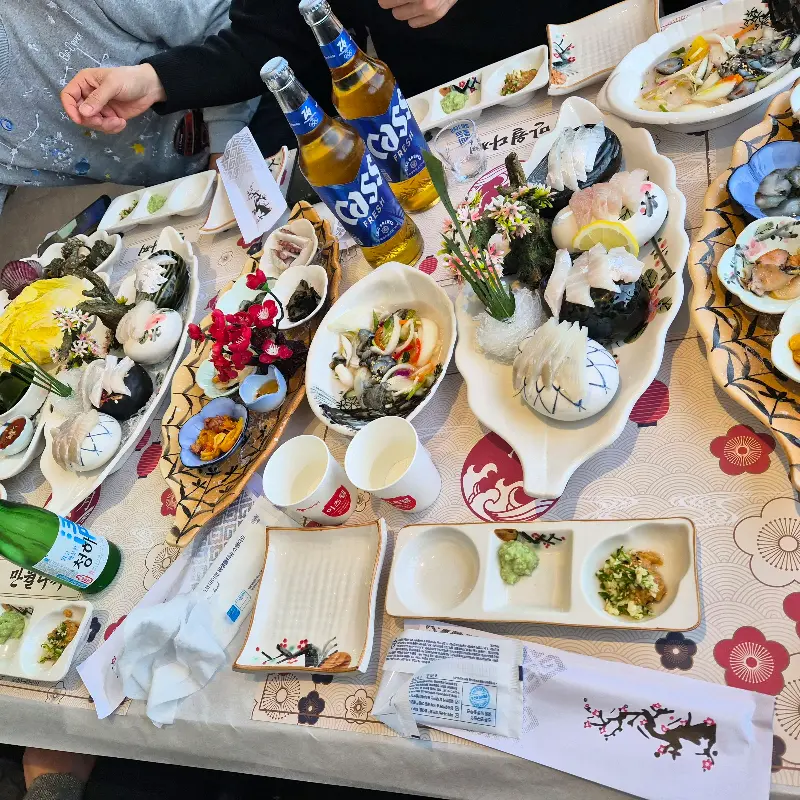 만월다찌에서 즐거운 시간을 보내는 사람들