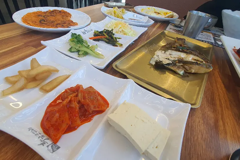 다양한 반찬이 준비된 셀프바