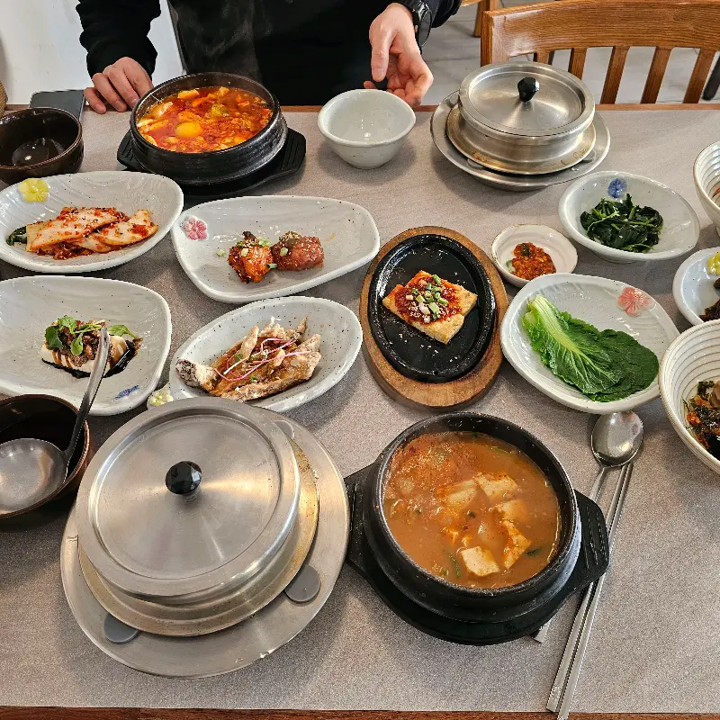 다양한 반찬과 솥밥이 함께 나오는 푸짐한 정식
