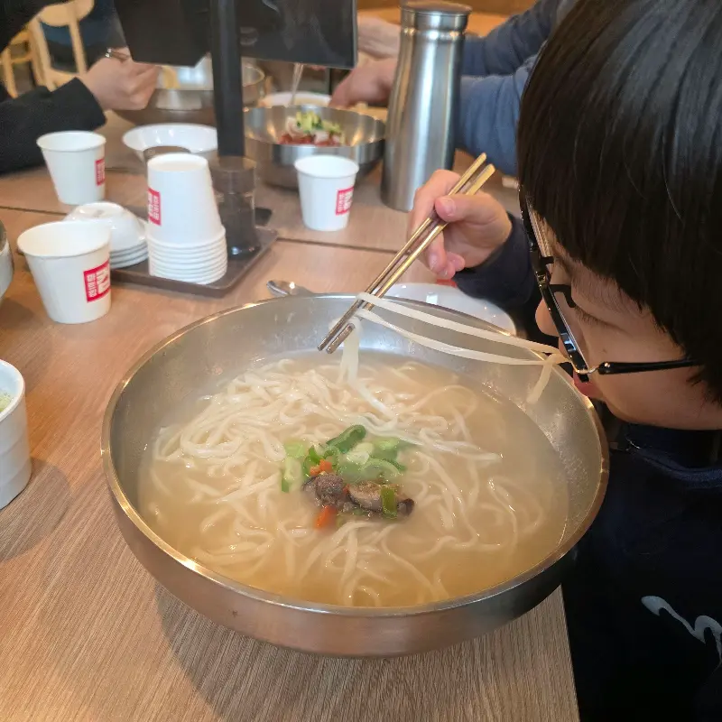 칼국수 먹는 아이