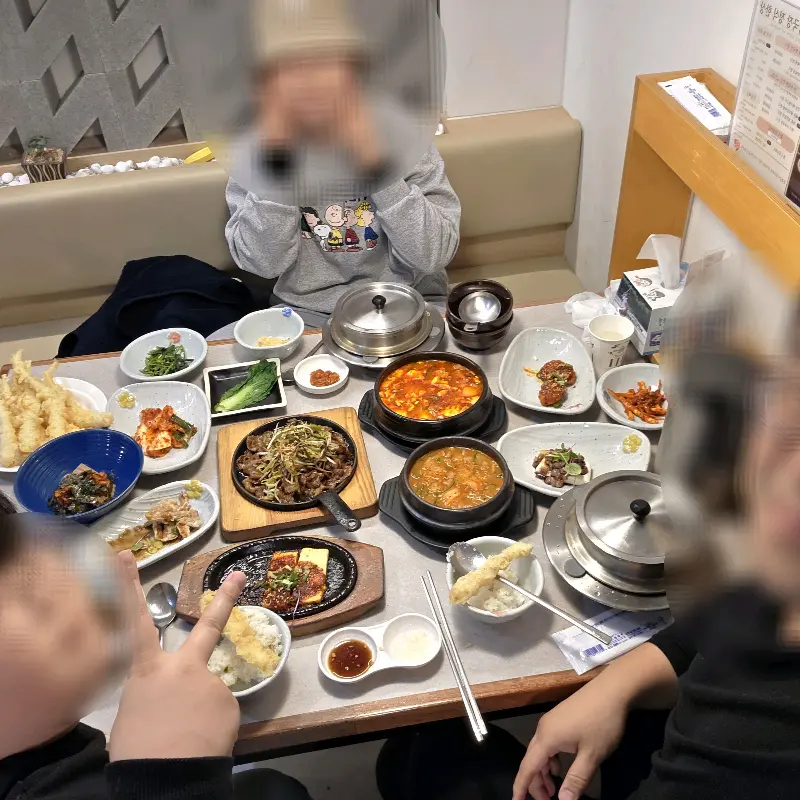 푸짐한 한 상 차림에 행복한 미소가 절로