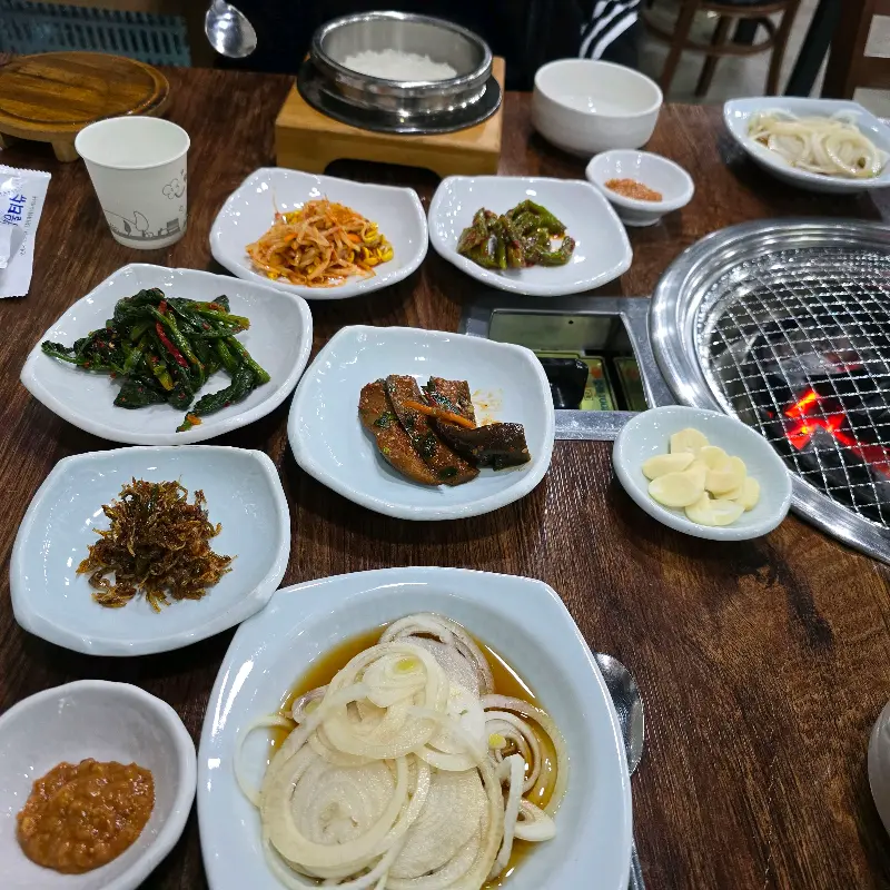 다양한 종류의 반찬들