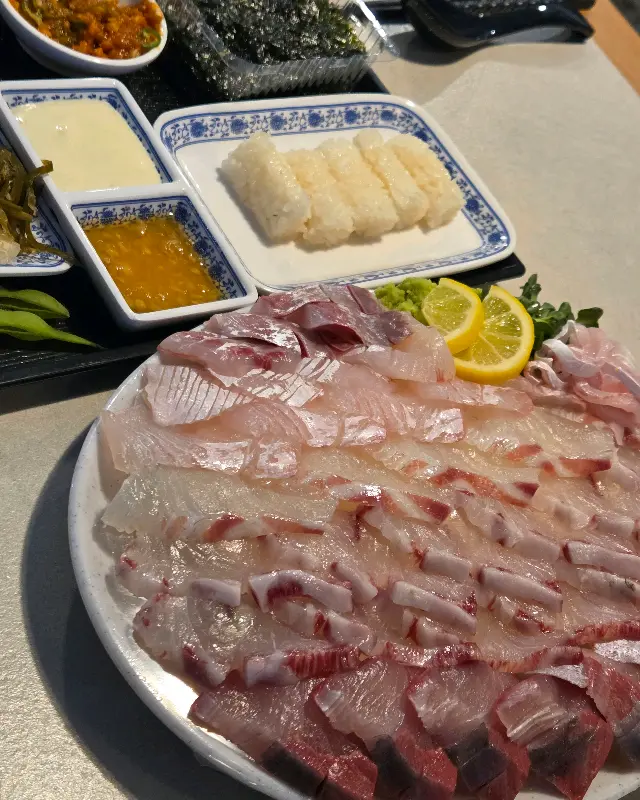 다채로운 구성의 숙성 모듬회 한 상