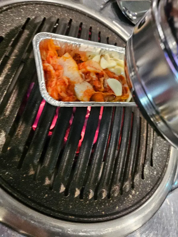 숯불 위에 올려진 김치