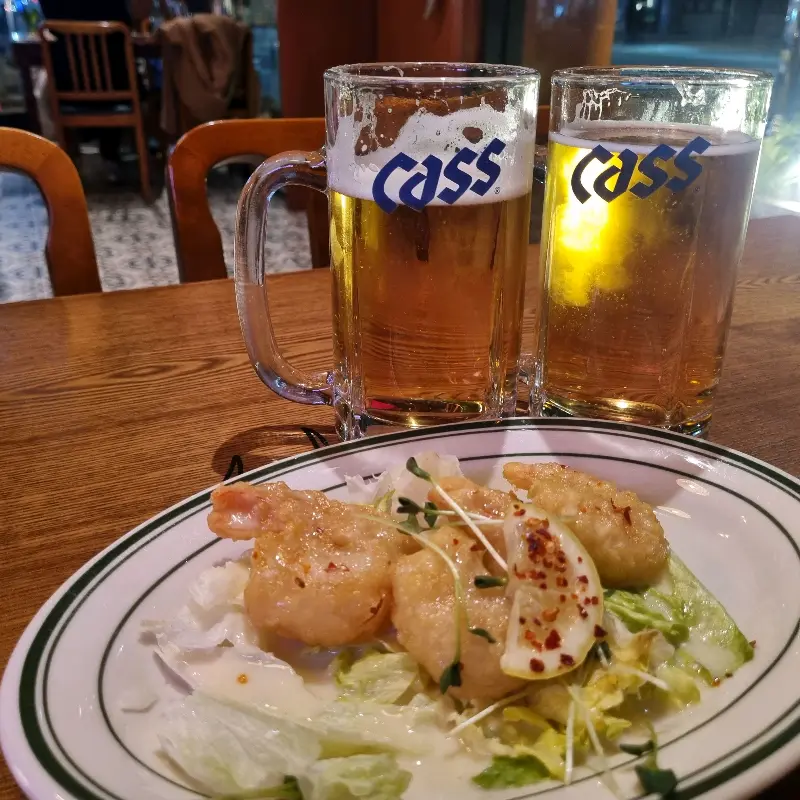 맥주와 안주가 함께 놓인 테이블