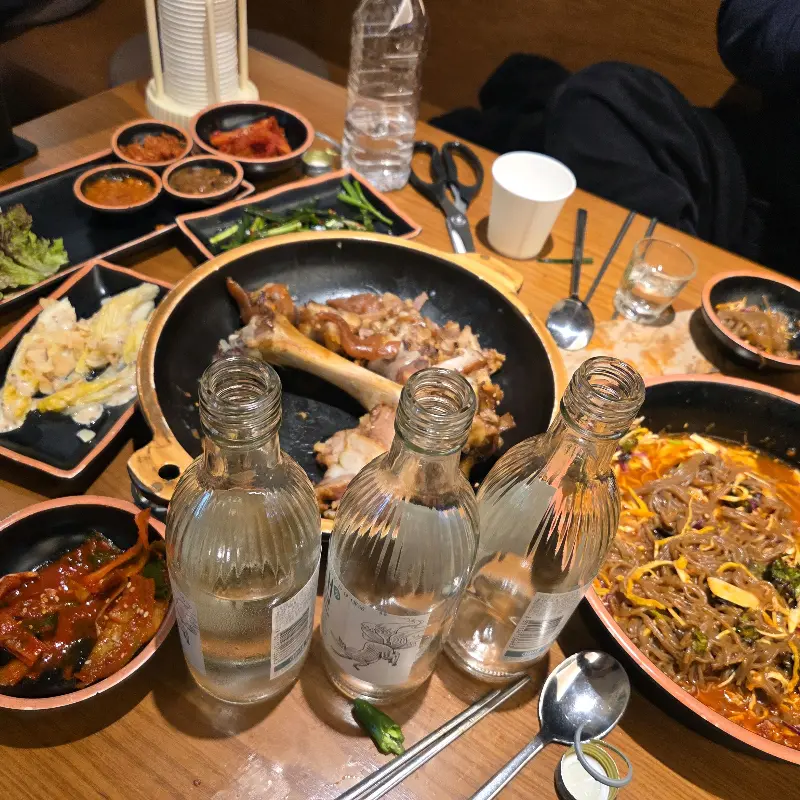 술 한 잔과 함께 즐기는 족발