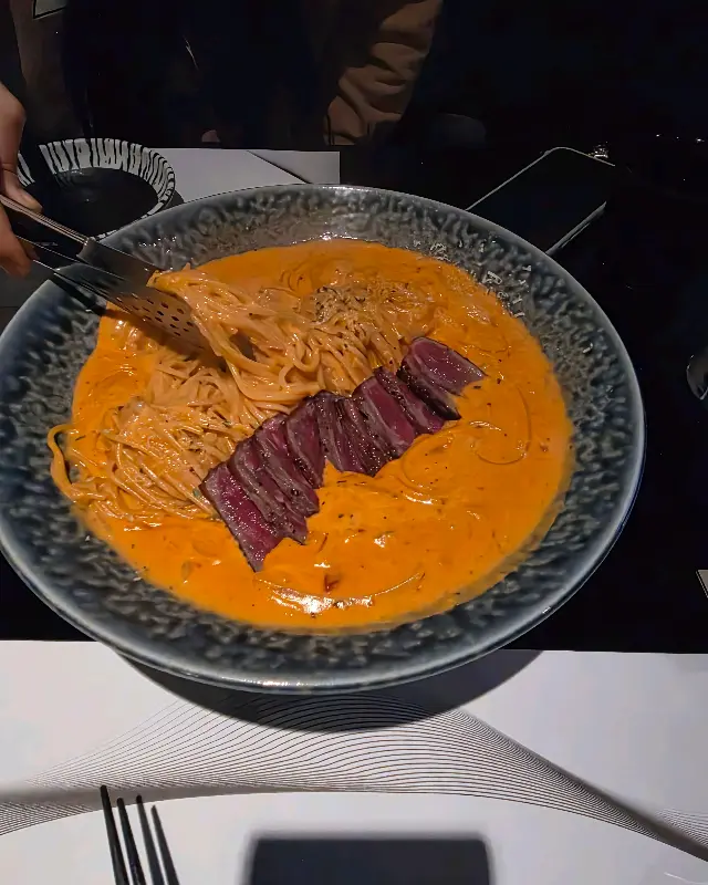 매콤함이 더해진 고기 로제 파스타