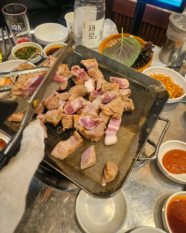 잘 익은 뒷고기를 쌈에 싸서
