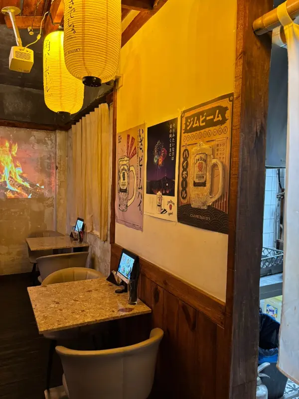 빔 프로젝터로 불멍 영상이 상영되는 벽면