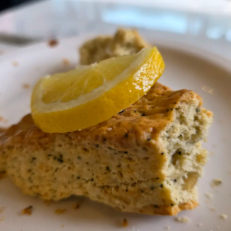 레몬 스콘 위에 레몬 조각이 올려져 있는 모습