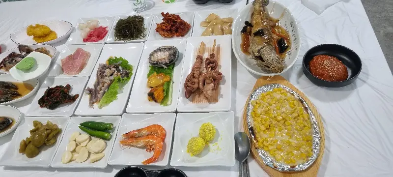 다채로운 스끼다시가 가득 차려진 테이블