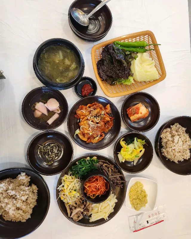 정갈하게 차려진 보리쌈밥 정식 한 상 차림