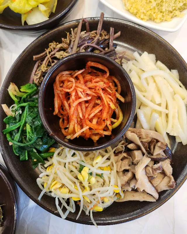 다채로운 색감의 비빔용 나물