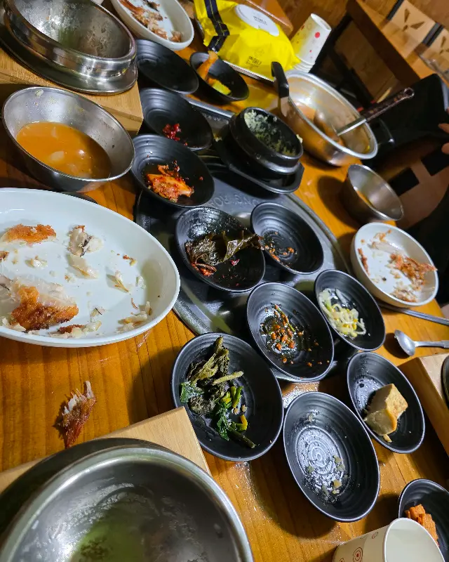산애밥상에서 맛있게 식사하고 난 후 빈 그릇들