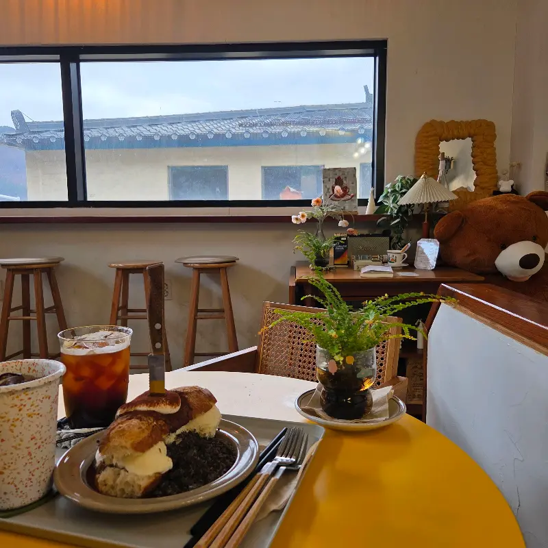 창밖 풍경이 아름다운 카페 내부