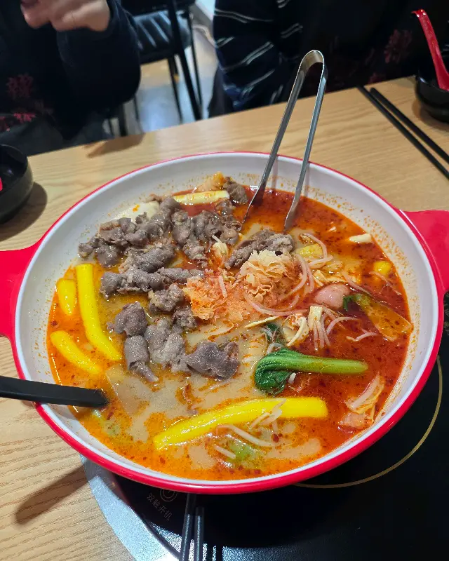 테이블 위에서 끓고 있는 마라탕