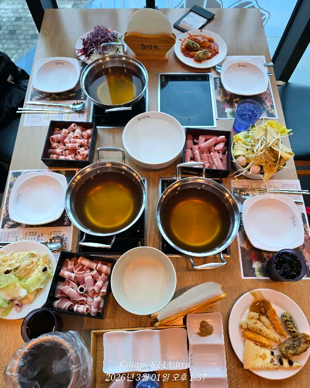 테이블 위에 놓인 샤브샤브 재료와 뷔페 음식들