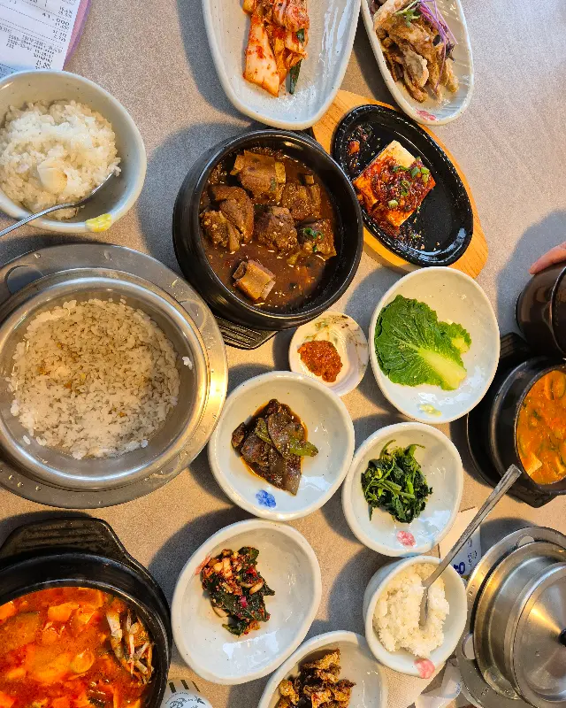 푸짐하게 차려진 한 상