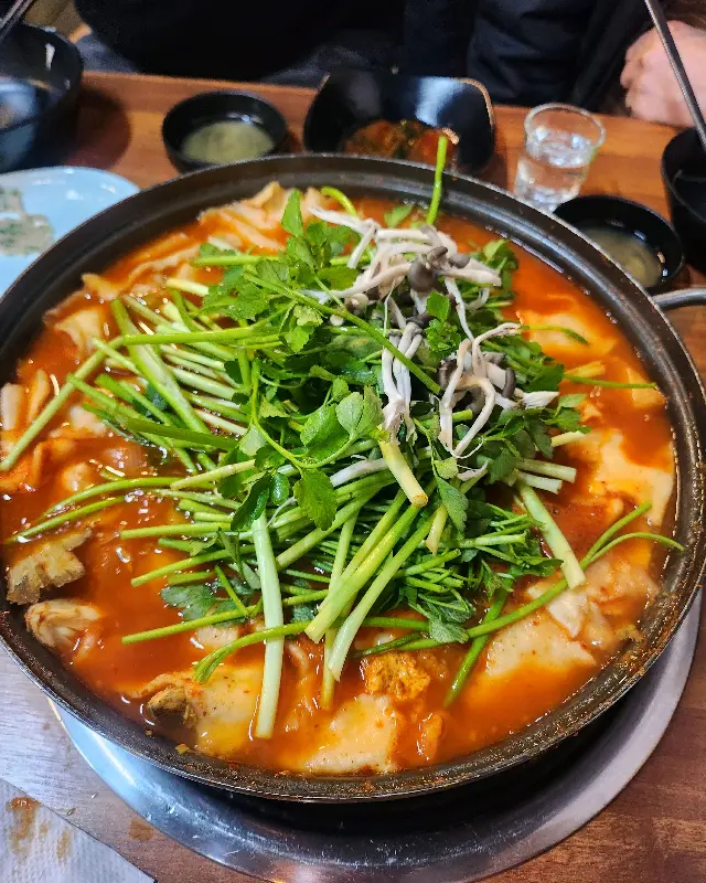 매운탕에 라면사리 추가