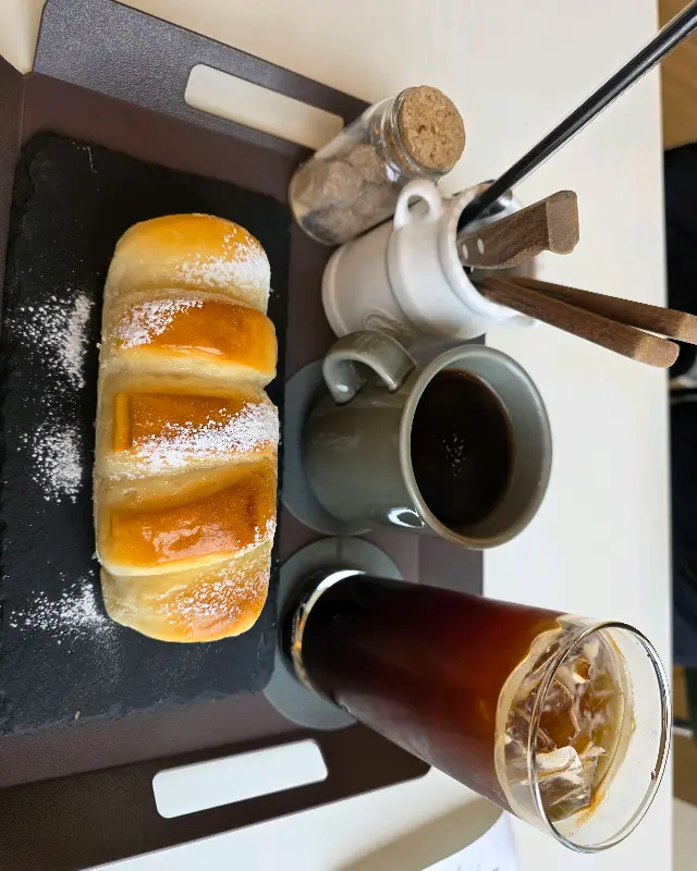 커피와 빵이 함께 나오는 트레이