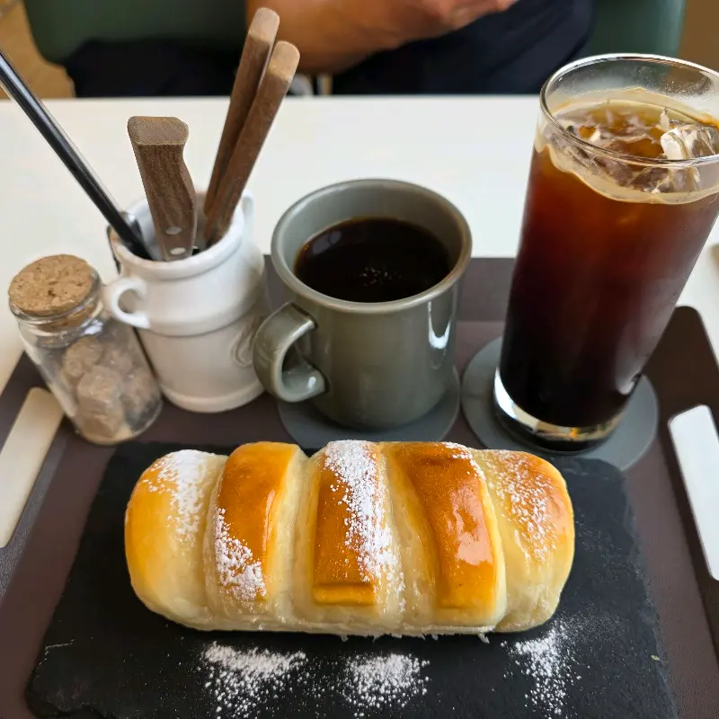 먹음직스러운 연유 생크림빵과 커피