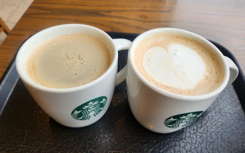 따뜻한 라떼와 아메리카노가 담긴 머그컵